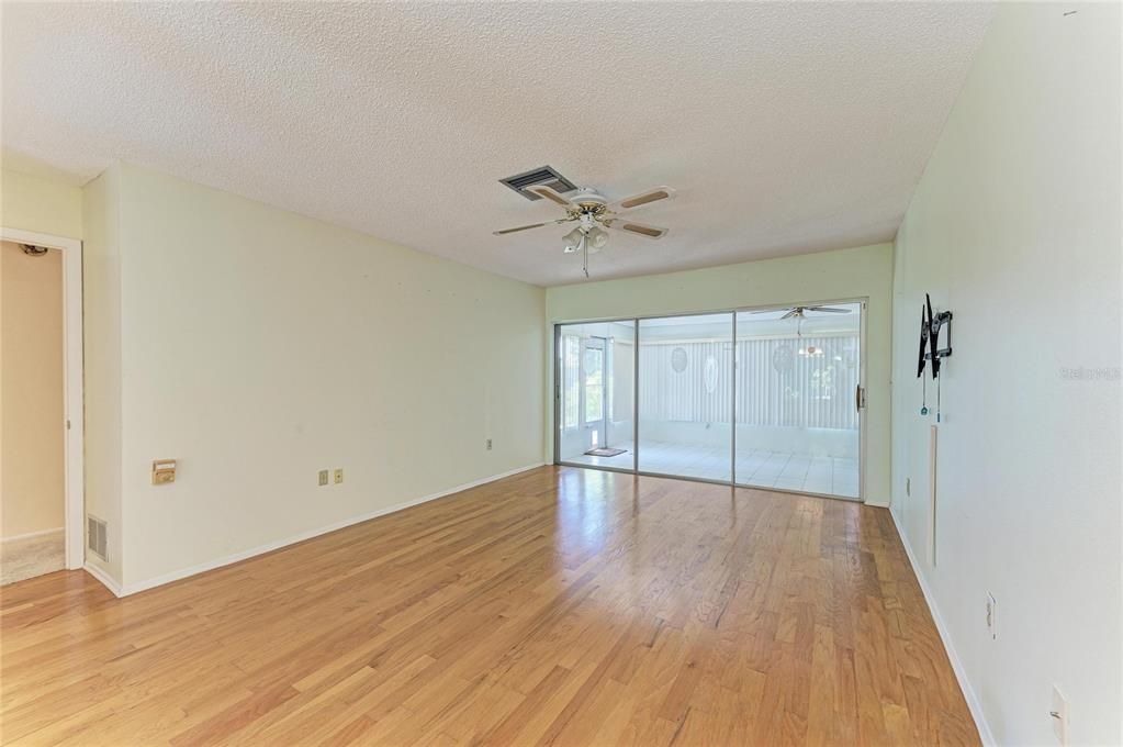 For Sale: $349,000 (2 beds, 2 baths, 1194 Square Feet)