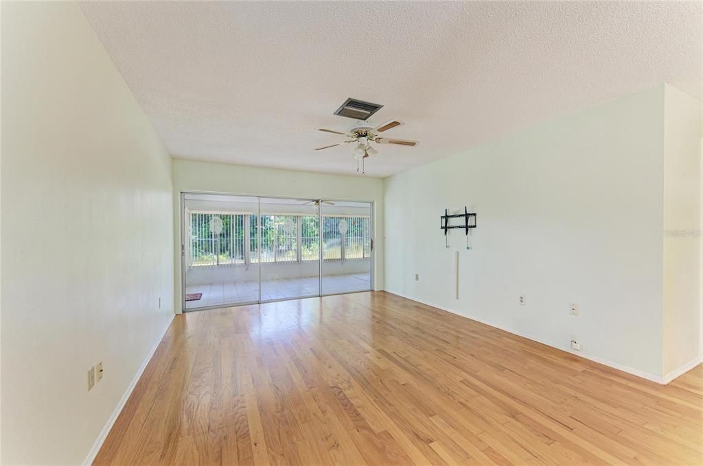 For Sale: $349,000 (2 beds, 2 baths, 1194 Square Feet)
