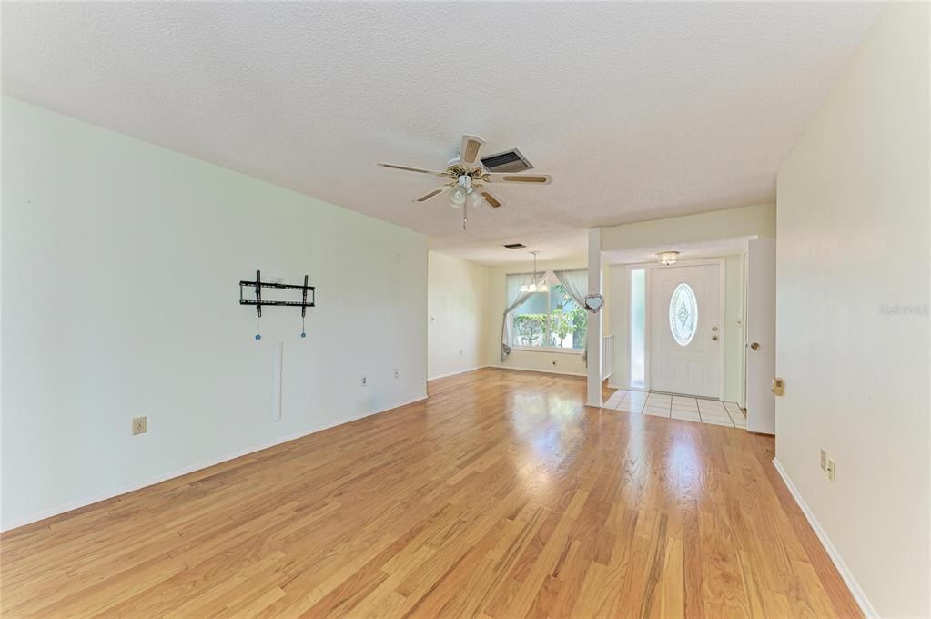 For Sale: $349,000 (2 beds, 2 baths, 1194 Square Feet)