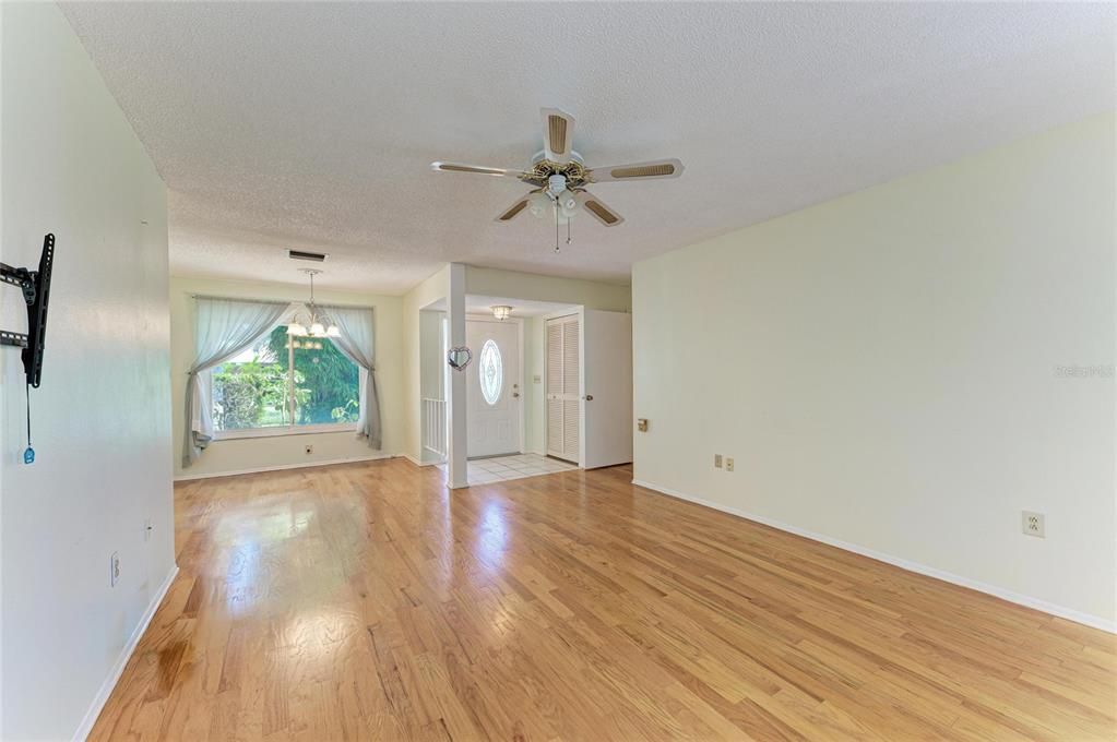For Sale: $349,000 (2 beds, 2 baths, 1194 Square Feet)