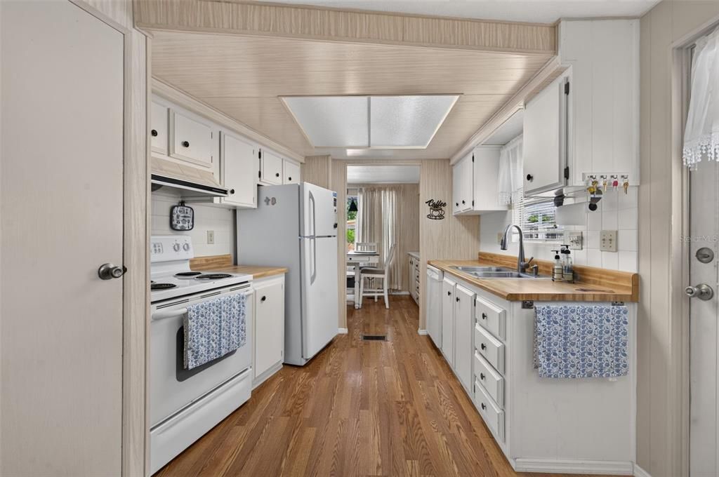Active With Contract: $99,900 (2 beds, 2 baths, 1296 Square Feet)