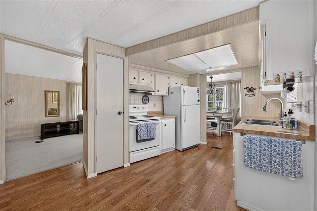 Active With Contract: $99,900 (2 beds, 2 baths, 1296 Square Feet)