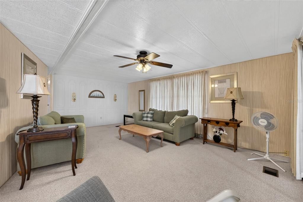 Active With Contract: $99,900 (2 beds, 2 baths, 1296 Square Feet)