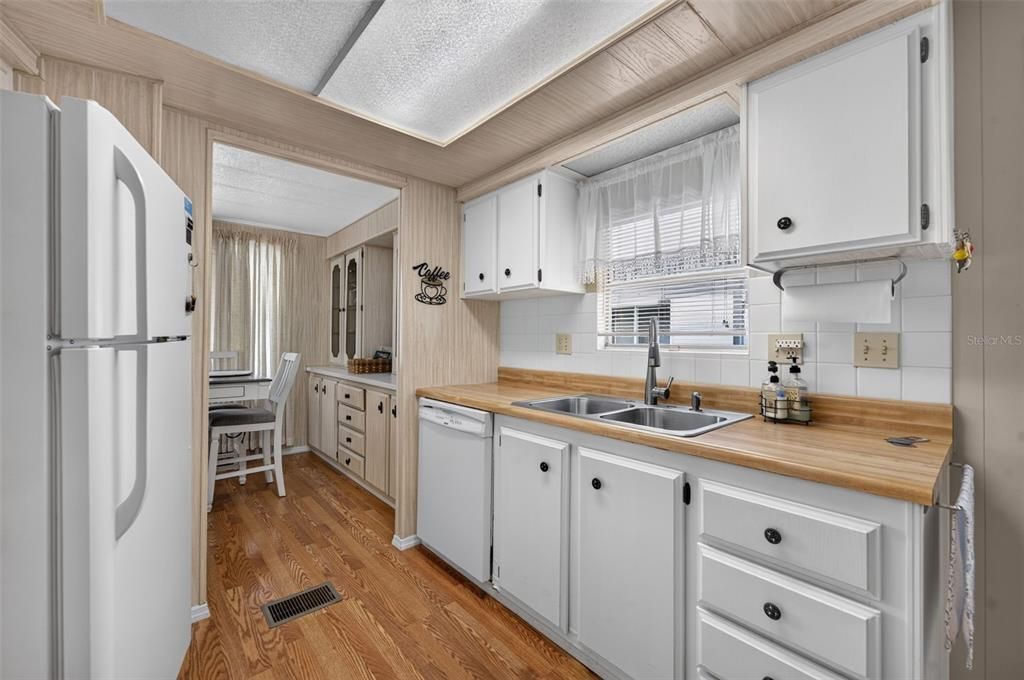 Active With Contract: $99,900 (2 beds, 2 baths, 1296 Square Feet)