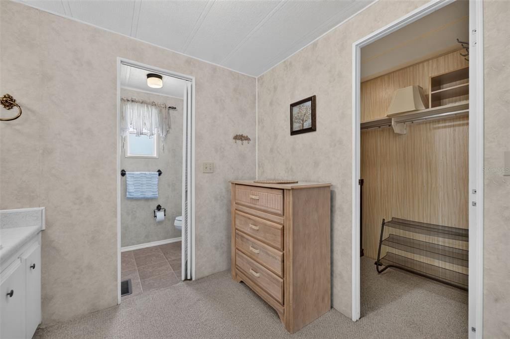 Active With Contract: $99,900 (2 beds, 2 baths, 1296 Square Feet)