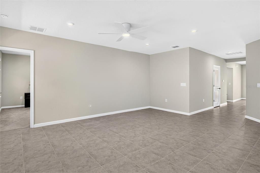 На продажу: $359,900 (4 спален, 2 ванн, 1808 Квадратных фут)