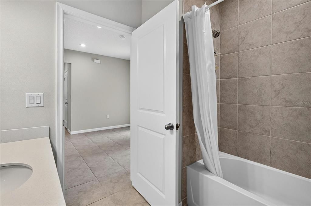 На продажу: $359,900 (4 спален, 2 ванн, 1808 Квадратных фут)