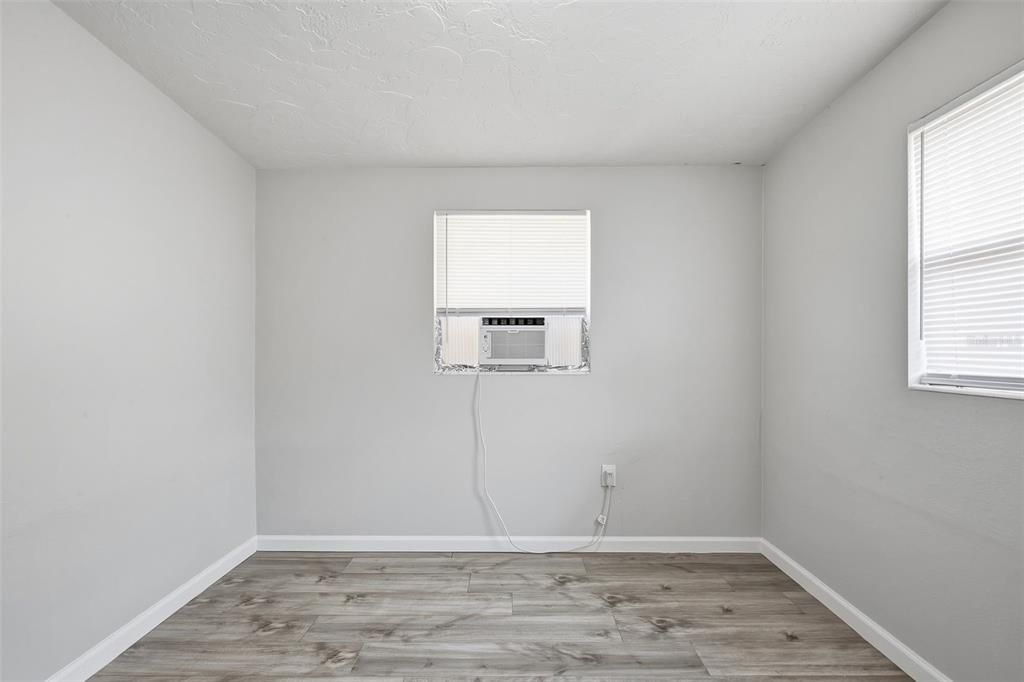 На продажу: $249,999 (2 спален, 1 ванн, 960 Квадратных фут)