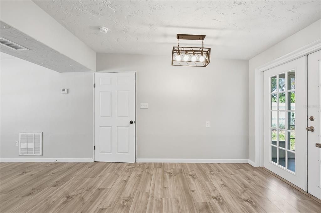 На продажу: $249,999 (2 спален, 1 ванн, 960 Квадратных фут)