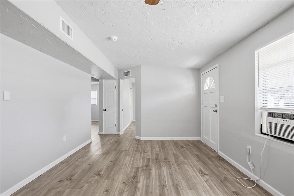 На продажу: $249,999 (2 спален, 1 ванн, 960 Квадратных фут)