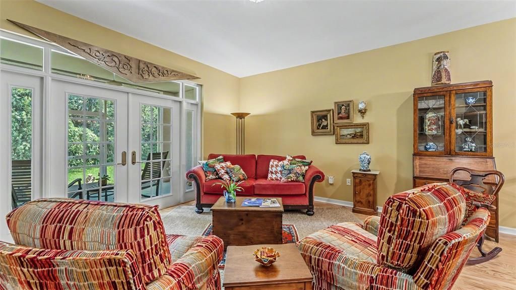 For Sale: $345,000 (2 beds, 2 baths, 1360 Square Feet)