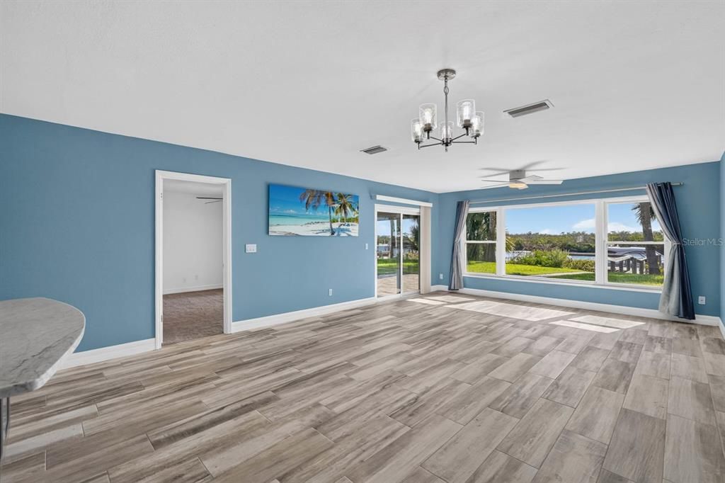 For Sale: $585,000 (2 beds, 2 baths, 1141 Square Feet)