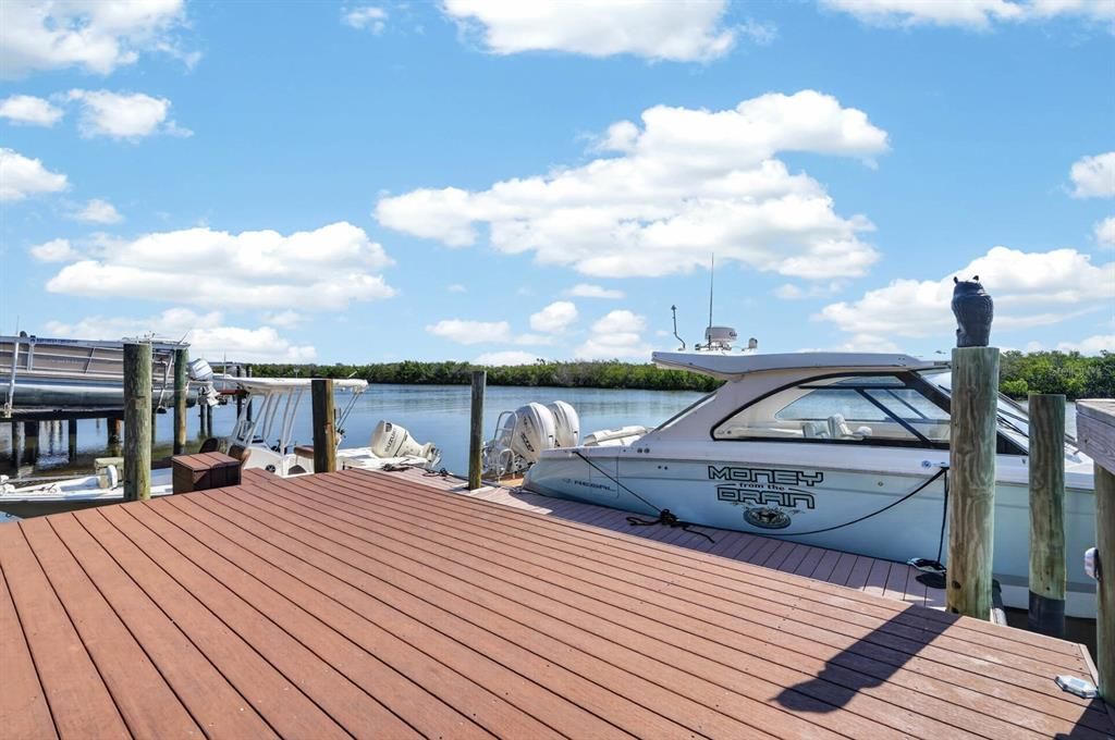 For Sale: $585,000 (2 beds, 2 baths, 1141 Square Feet)
