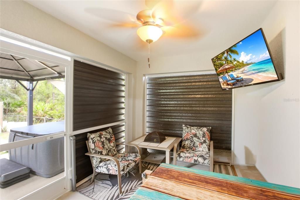 For Sale: $245,000 (2 beds, 1 baths, 893 Square Feet)