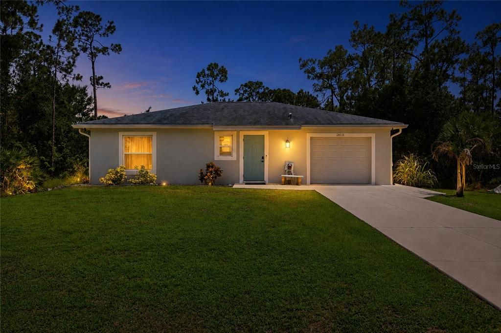 For Sale: $245,000 (2 beds, 1 baths, 893 Square Feet)