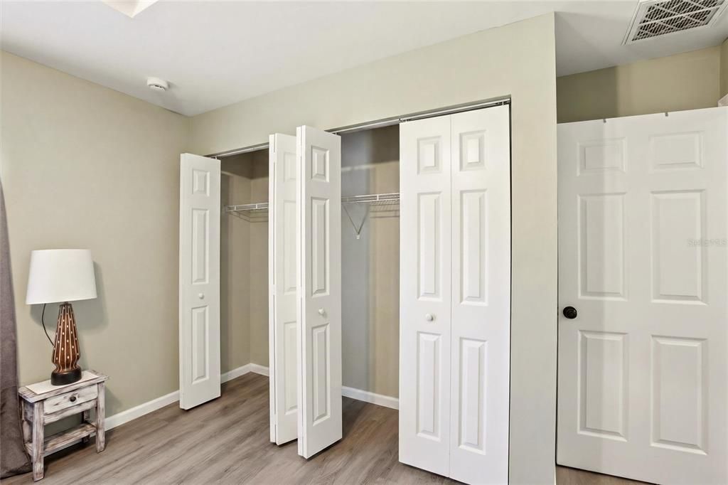 For Sale: $245,000 (2 beds, 1 baths, 893 Square Feet)