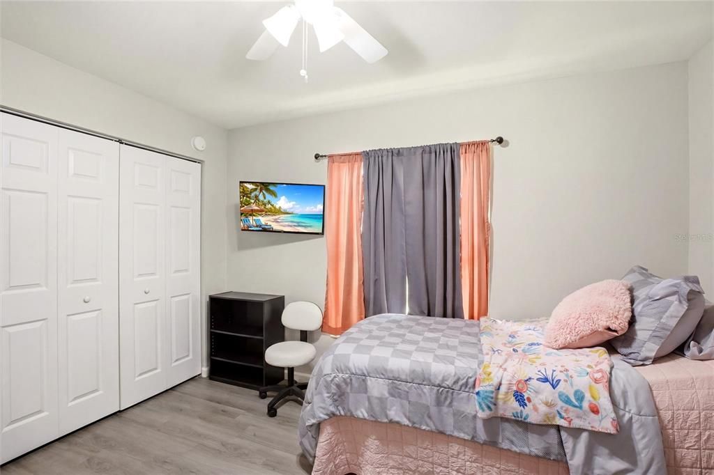 For Sale: $245,000 (2 beds, 1 baths, 893 Square Feet)