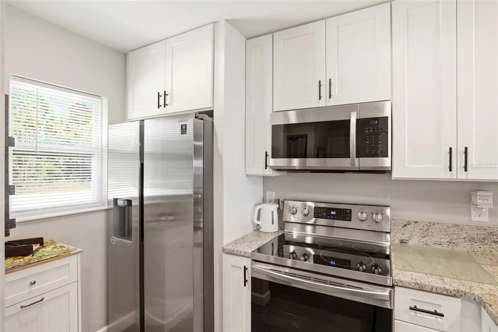 For Sale: $245,000 (2 beds, 1 baths, 893 Square Feet)