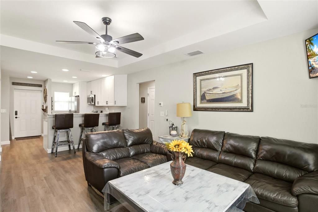 For Sale: $245,000 (2 beds, 1 baths, 893 Square Feet)