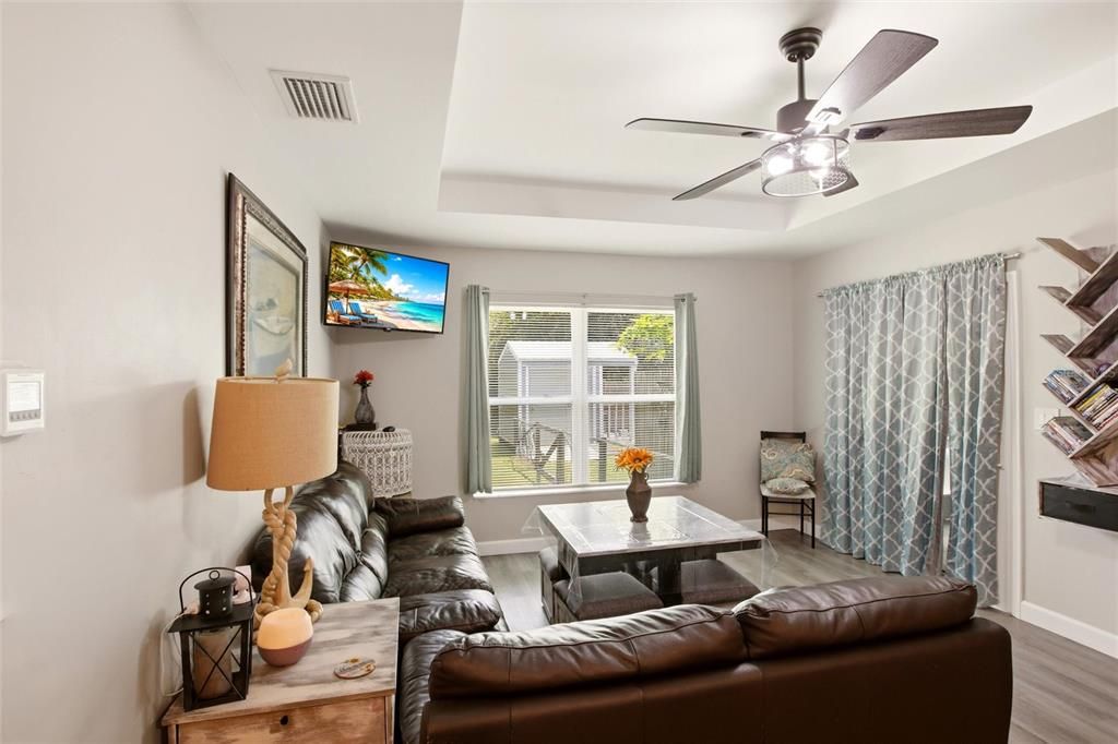For Sale: $245,000 (2 beds, 1 baths, 893 Square Feet)