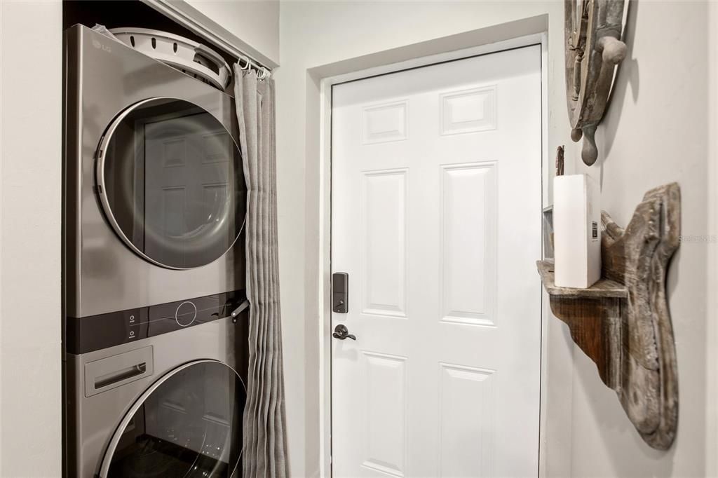For Sale: $245,000 (2 beds, 1 baths, 893 Square Feet)