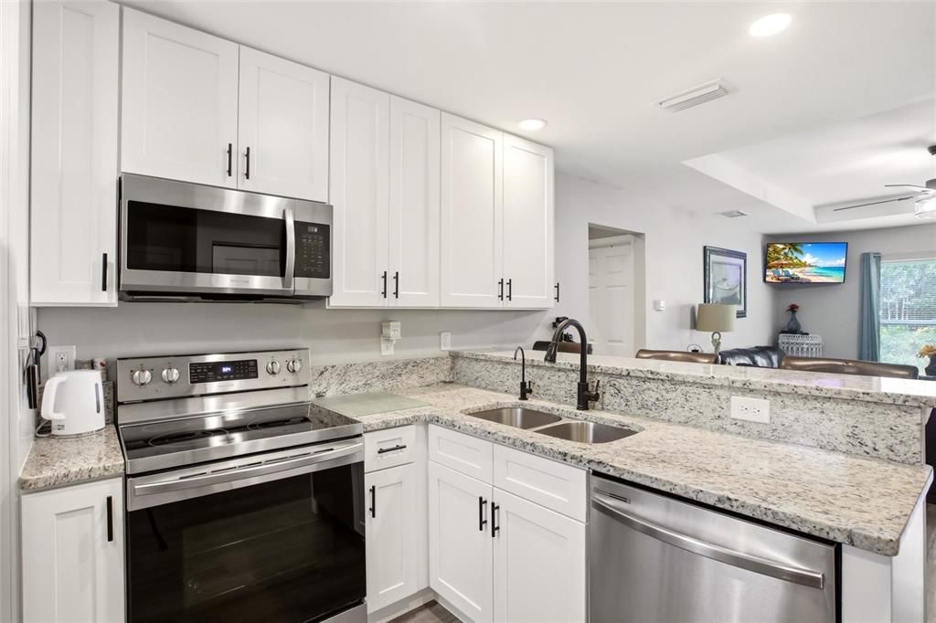 For Sale: $245,000 (2 beds, 1 baths, 893 Square Feet)