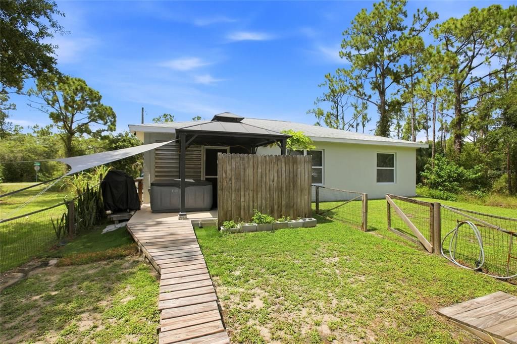 For Sale: $245,000 (2 beds, 1 baths, 893 Square Feet)