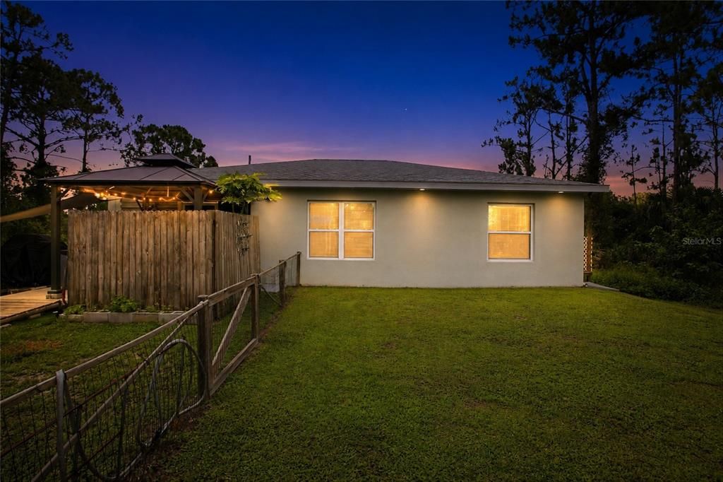 For Sale: $245,000 (2 beds, 1 baths, 893 Square Feet)