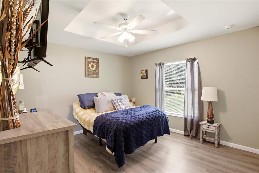 For Sale: $245,000 (2 beds, 1 baths, 893 Square Feet)