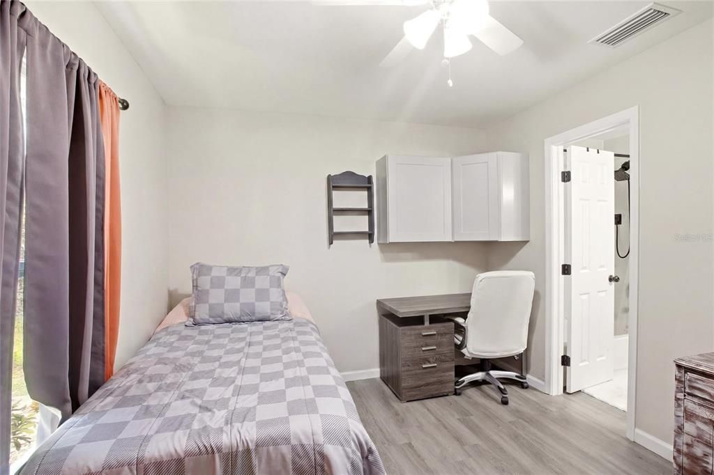 For Sale: $245,000 (2 beds, 1 baths, 893 Square Feet)