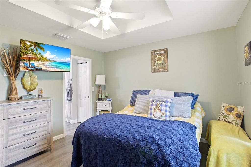 For Sale: $245,000 (2 beds, 1 baths, 893 Square Feet)