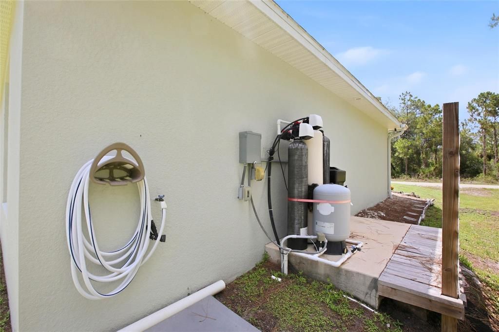 For Sale: $245,000 (2 beds, 1 baths, 893 Square Feet)