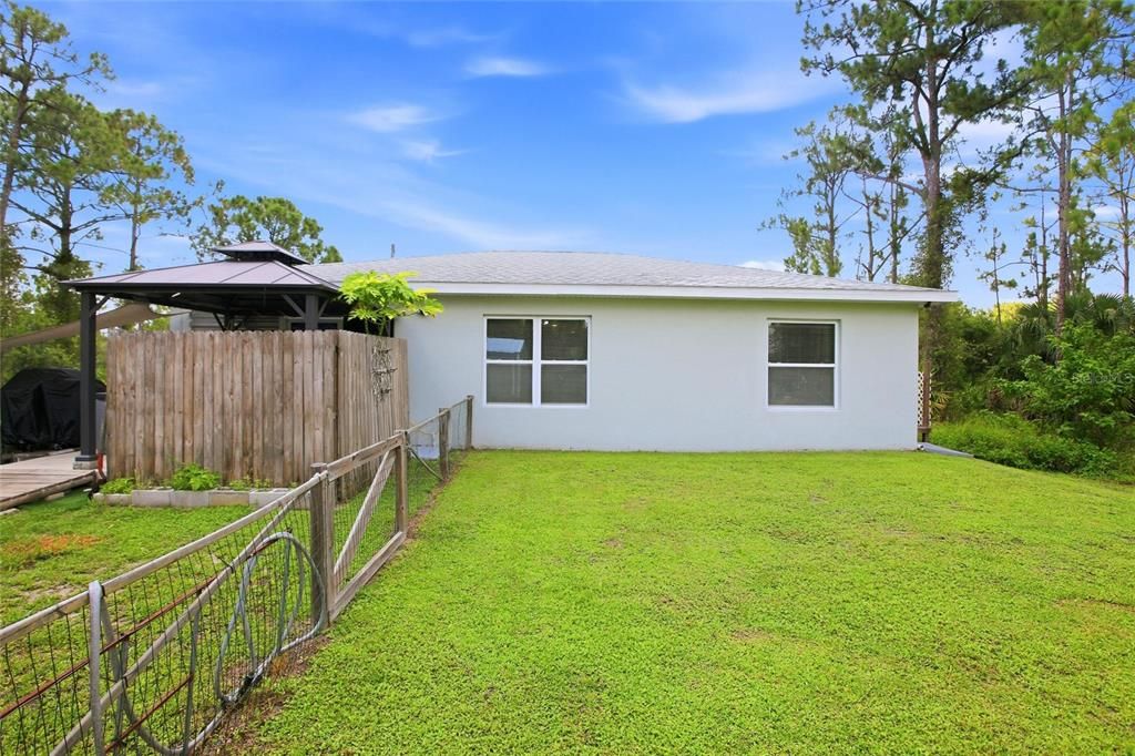 For Sale: $245,000 (2 beds, 1 baths, 893 Square Feet)