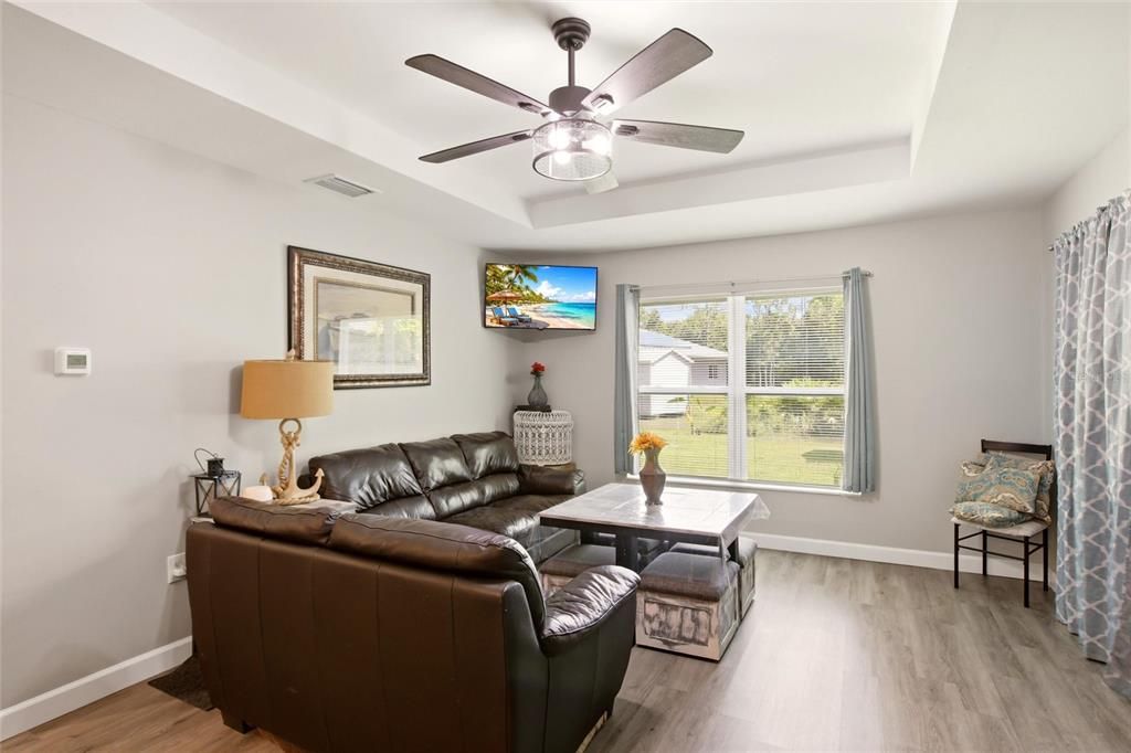 For Sale: $245,000 (2 beds, 1 baths, 893 Square Feet)