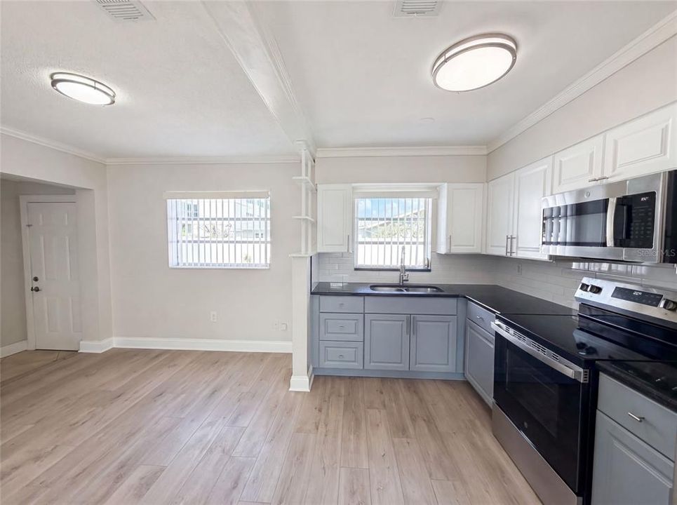 For Sale: $289,000 (3 beds, 1 baths, 1066 Square Feet)