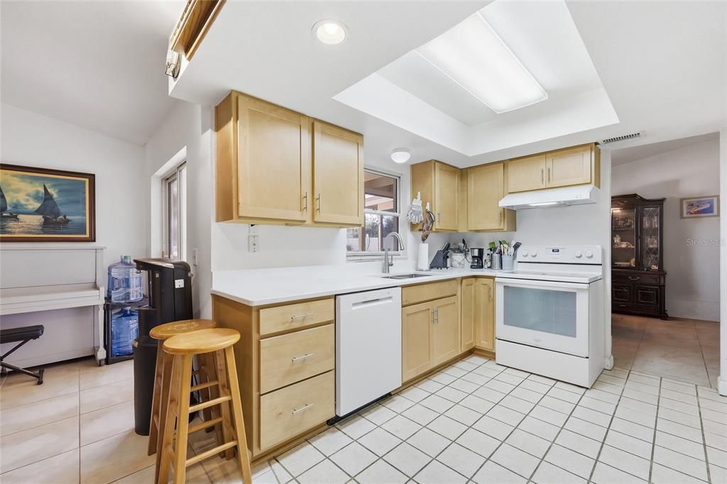 На продажу: $430,000 (4 спален, 2 ванн, 1808 Квадратных фут)