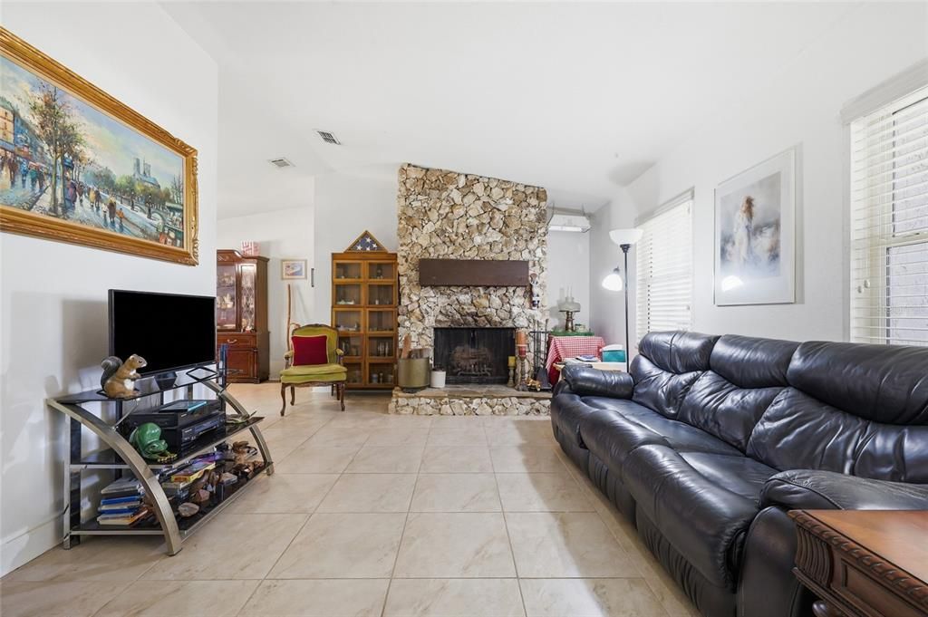 На продажу: $430,000 (4 спален, 2 ванн, 1808 Квадратных фут)