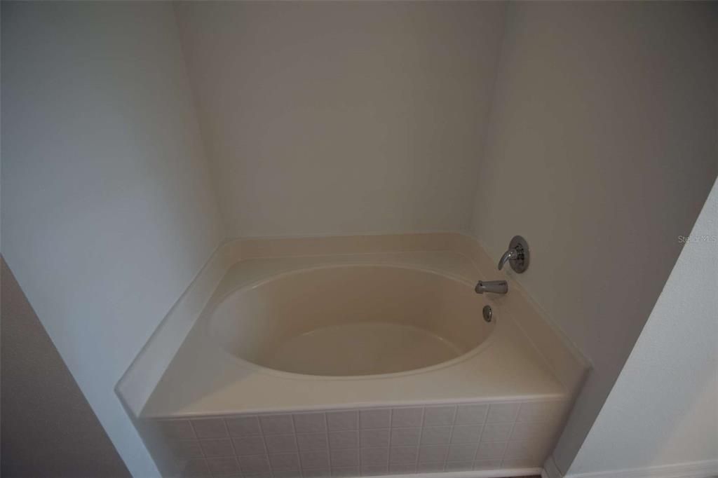 Activo con contrato: $2,795 (5 camas, 3 baños, 2652 Pies cuadrados)