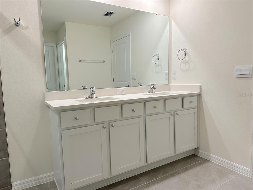 For Rent: $2,300 (4 beds, 2 baths, 1827 Square Feet)