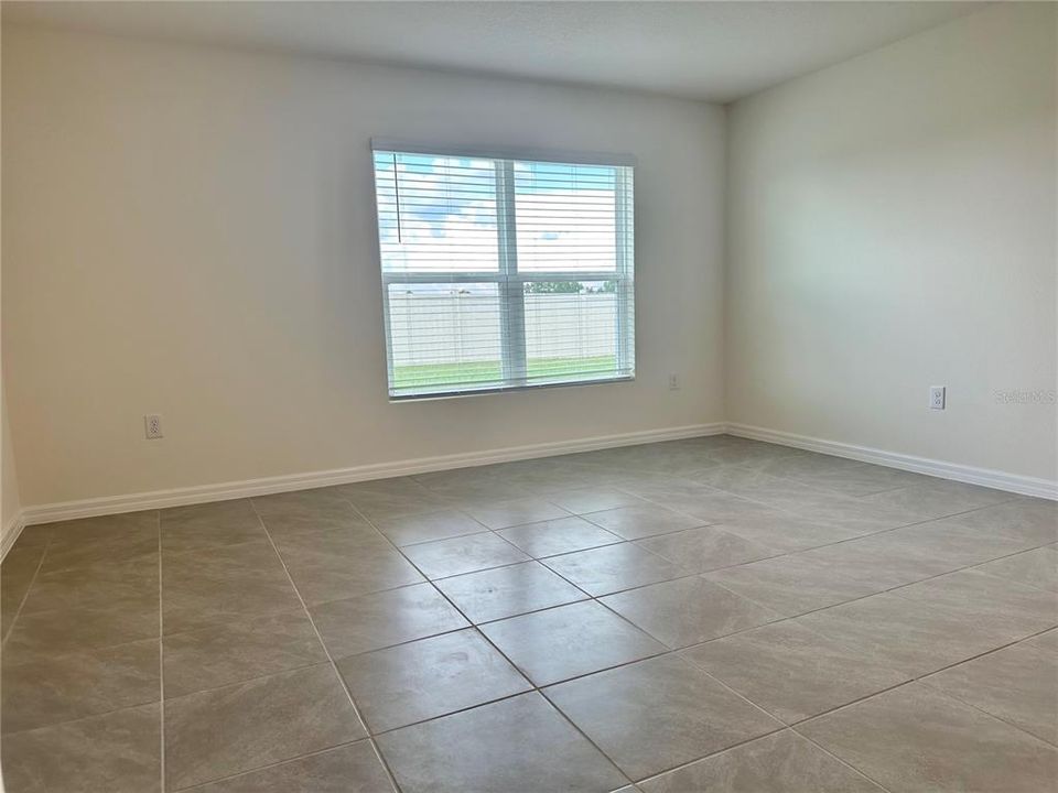 For Rent: $2,300 (4 beds, 2 baths, 1827 Square Feet)