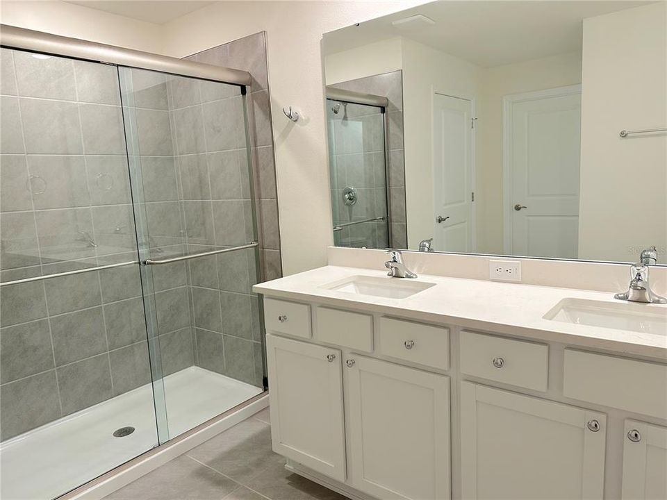 For Rent: $2,300 (4 beds, 2 baths, 1827 Square Feet)