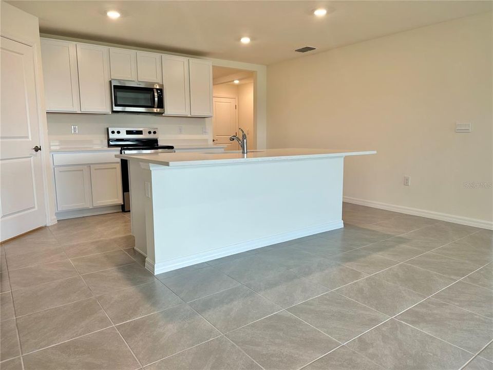 For Rent: $2,300 (4 beds, 2 baths, 1827 Square Feet)