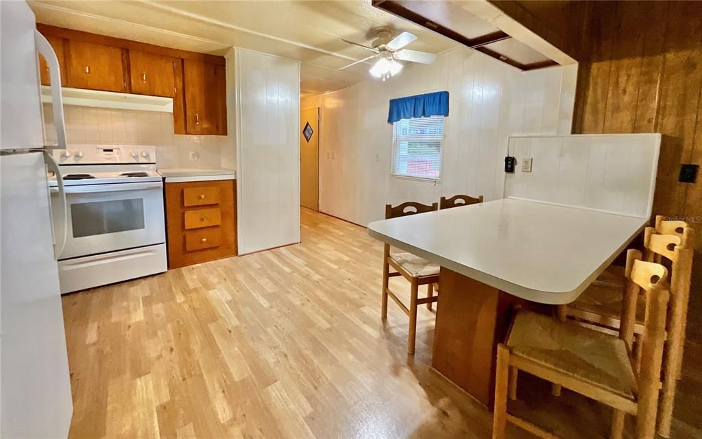 На продажу: $164,900 (2 спален, 2 ванн, 910 Квадратных фут)