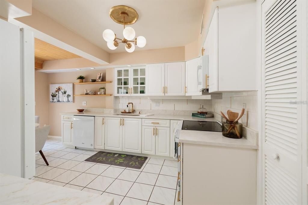 For Rent: $2,800 (3 beds, 2 baths, 1949 Square Feet)
