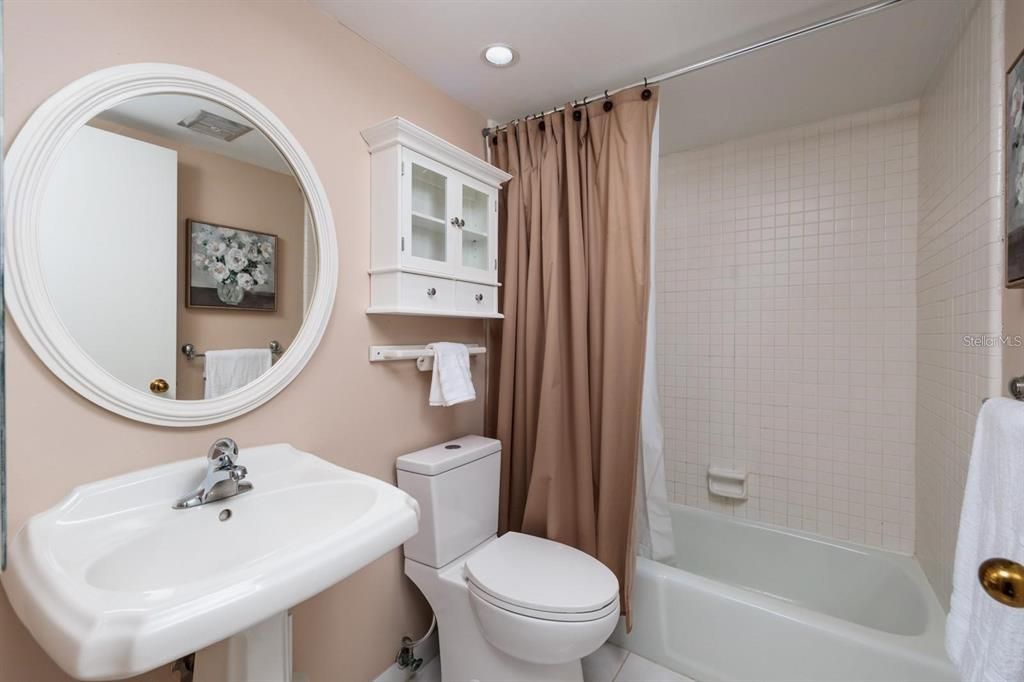 For Rent: $2,800 (3 beds, 2 baths, 1949 Square Feet)
