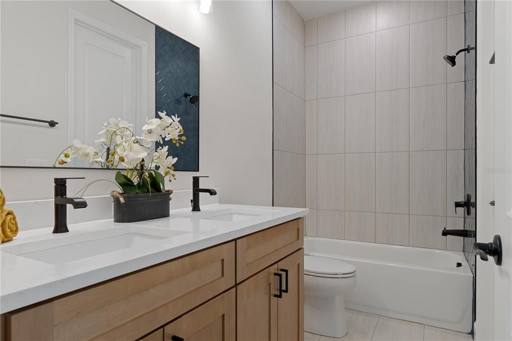 Activo con contrato: $420,000 (4 camas, 3 baños, 2479 Pies cuadrados)