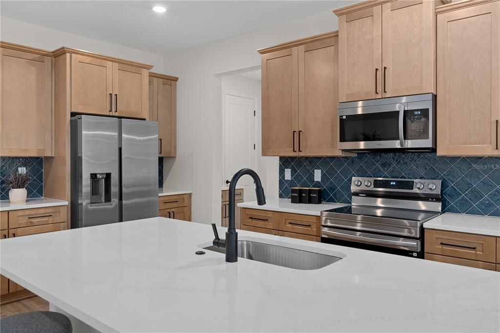 Activo con contrato: $420,000 (4 camas, 3 baños, 2479 Pies cuadrados)