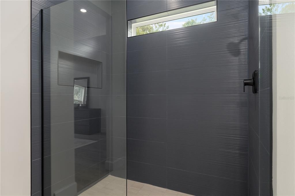 Activo con contrato: $420,000 (4 camas, 3 baños, 2479 Pies cuadrados)