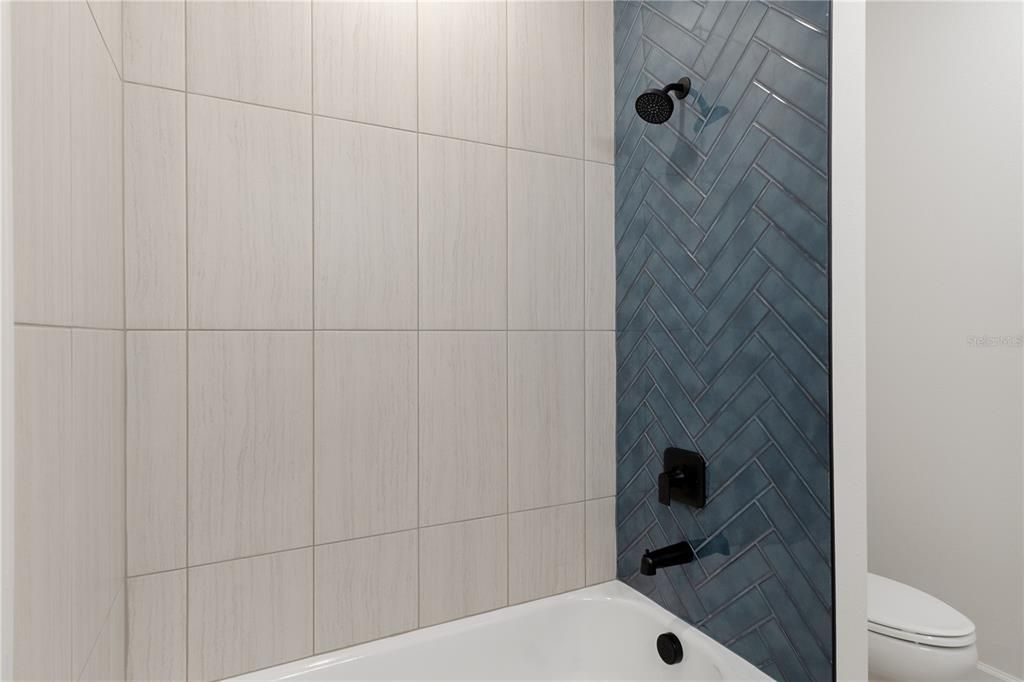 Activo con contrato: $420,000 (4 camas, 3 baños, 2479 Pies cuadrados)