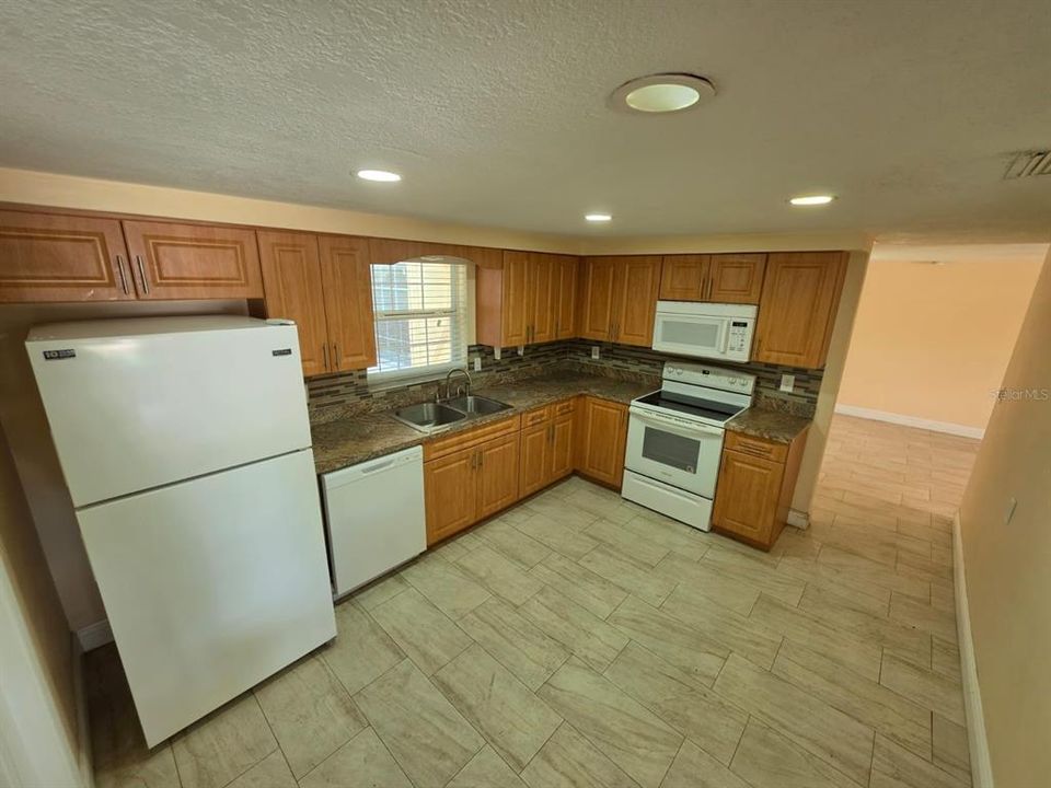 В аренду: $1,850 (3 спален, 2 ванн, 1773 Квадратных фут)